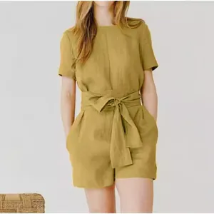 Combinaison short en coton et lin à manches courtes avec ceinture et poches pour femme.