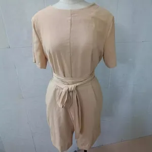 Combinaison décontractée en coton et lin beige avec manches courtes et ceinture