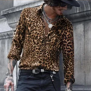 Vista dettagliata della camicia da uomo a maniche lunghe con stampa leopardata.