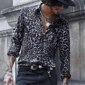 Vista dettagliata della camicia da uomo leopardata a maniche lunghe con collo a revers.