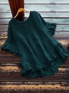 Vue détaillée d'une blouse vert foncé ample avec un élégant ourlet à volants chic