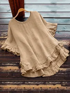 Vue détaillée de l'ourlet à volants et de la texture en lin de cette blouse beige