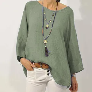 Camicetta casual in cotone e lino verde con scollo rotondo e maniche raglan da donna.