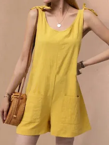 Vue détaillée d'une combinaison en coton et lin jaune avec bretelles nouées et poches