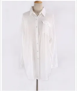 Vista frontal de una camisa de playa blanca con textura y botones sobre un maniquí