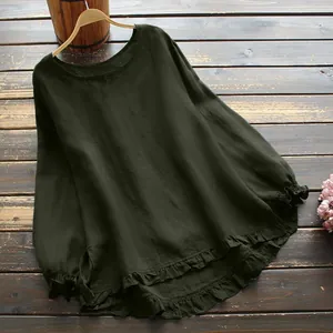 Vista detallada de una blusa de algodón y lino verde oscuro con puños con volantes