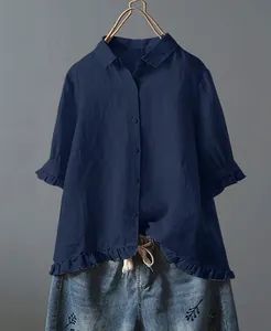 Detailansicht der dunkelblauen Baumwoll-Leinen-Bluse mit Knöpfen und Rüschensaum für Damen