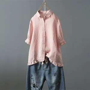 Detailansicht eines rosa Leinenhemds mit Rüschensaum und einreihigem Design für Damen