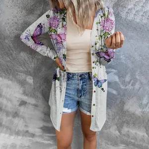 Détail de l'imprimé floral et des papillons sur un gilet long gris pour femme tendance