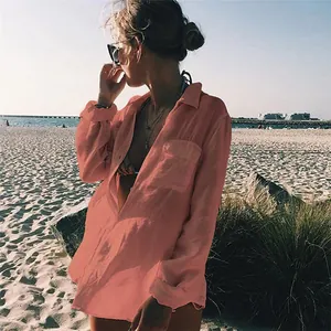Vista de estilo de vida relajada de una camisa de playa rosa de tela arrugada al sol
