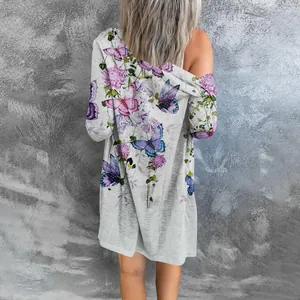Vue arrière détaillée d'un gilet long pour femmes avec imprimé papillon violet.