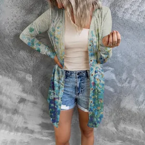 Vue détaillée d'un cardigan long élégant à imprimé floral pour femme sur un short en jean