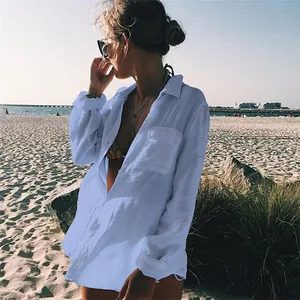 Detalle de una camisa de playa holgada en tejido arrugado color azul claro fresca