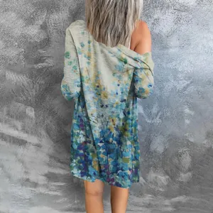 Vue arrière d'un cardigan mi-long léger à imprimé floral aux motifs bleus et verts