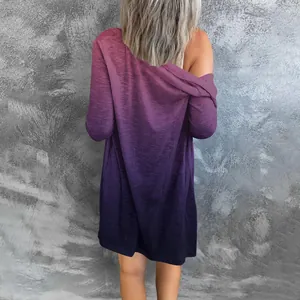 Vue arrière d'un cardigan long dégradé violet avec un style épaule dénudée élégant