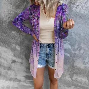 Détail du cardigan long à fleurs pour femme violet avec fermeture boutonnée sur le devant
