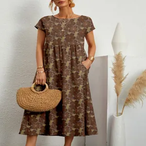 Detalle de un vestido midi de verano holgado de algodón y lino con estampado floral