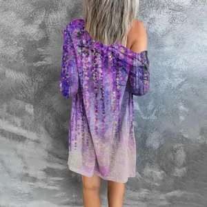 Vue détaillée du dos d'un cardigan long pour femme avec un imprimé floral violet élégant