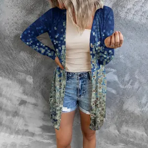 Gros plan d'un mannequin portant un cardigan mi-long à imprimé bleu avec un short en jean