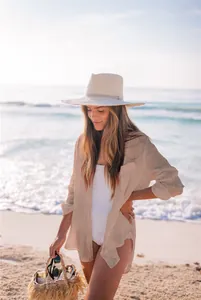 Camisa playera beige oversize para mujer en tela de gasa arrugada texturizada de verano