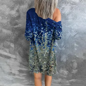 Vue arrière d'un cardigan grande taille à manches longues avec motif pixel bleu