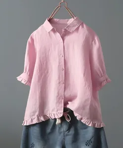 Detailansicht eines rosa Baumwoll-Leinen-Hemdes mit elegantem Rüschensaum und Knöpfen