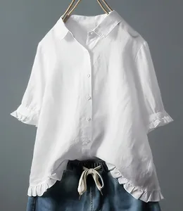 Detailansicht der weißen Baumwoll-Leinen-Bluse mit Rüschensaum und Ärmeldetails