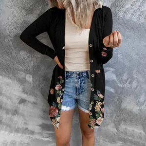 Vue détaillée d'un cardigan noir mi-long avec de magnifiques motifs floraux imprimés