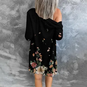 Vue arrière détaillée d'un cardigan noir mi-long avec des imprimés floraux vifs