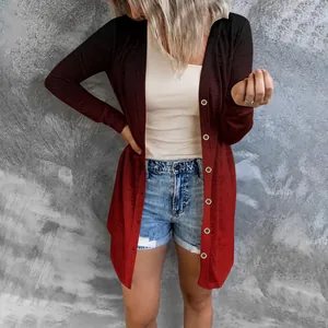 Détail d'un cardigan mi-long pour femme avec dégradé de couleurs et boutons.