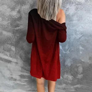 Vue arrière d'un cardigan long pour femme avec un dégradé de couleur rouge et noir