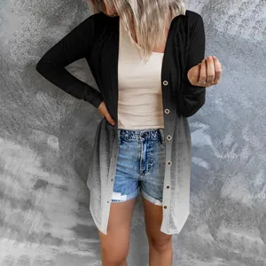 Détail rapproché d'un cardigan à manches longues dégradé noir et gris pour femmes