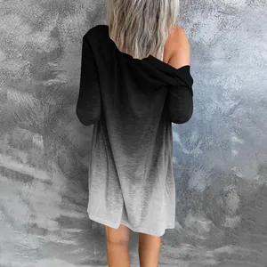 Vue arrière d'un cardigan mi-long pour femme grande taille avec dégradé de noir à gris