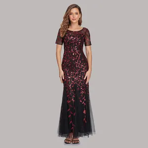 Elegantes Abendkleid aus schwarzem Mesh mit roten Pailletten und Meerjungfrau-Saum.