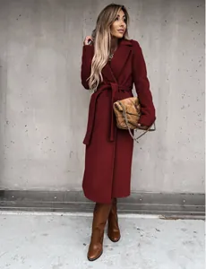 Elegantes weinrotes langes Wollmantel mit Taillengürtel und V-Ausschnitt für Damen