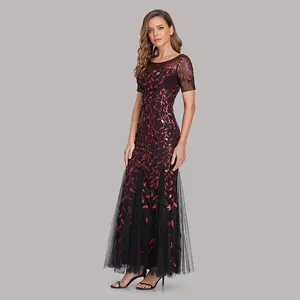Elegantes schwarzes Abendkleid mit roten Paillettenblättern und Fishtail-Saum aus Mesh