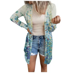 Vue de face d'un cardigan mi-long à imprimé floral avec fermeture boutonnée sur un mannequin