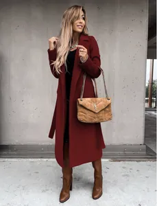 Eleganter langer roter Wollmantel für Damen mit V-Ausschnitt und stilvollem Gürteldetail