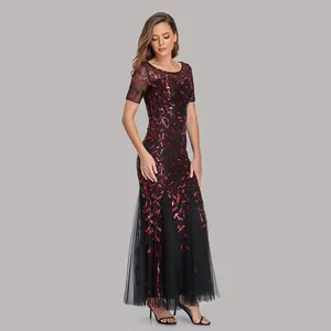 Elegantes bodenlanges Abendkleid im Meerjungfrau-Stil mit roten Pailletten und Mesh.