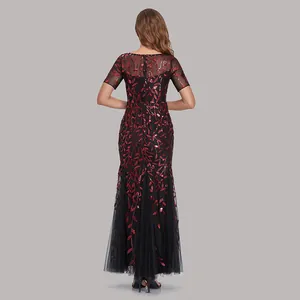Rückansicht eines eleganten schwarzen Meerjungfrau-Abendkleids mit roten Pailletten.