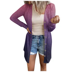 Détail du cardigan long dégradé violet pour femme avec boutons sur le devant.