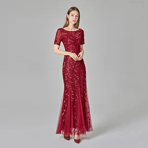 Elegantes weinrotes Meerjungfrauen-Abendkleid mit funkelnden Pailletten und Netzelementen