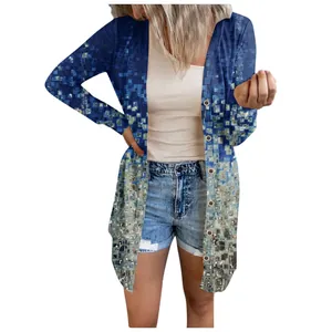 Vue d'ensemble du cardigan long pour femmes avec imprimé mosaïque bleu sur fond blanc
