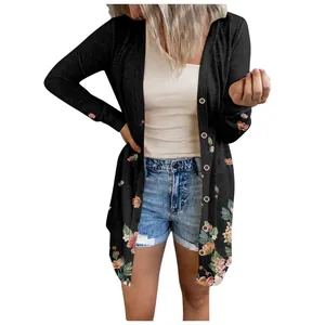 Vue détaillée d'un cardigan à manches longues pour femmes avec imprimé floral