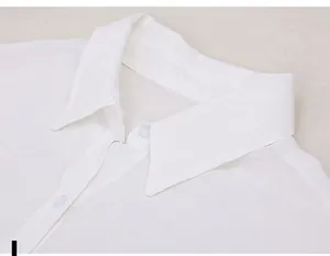 Primer plano del cuello de una camisa blanca de lino con detalles de botones y tejido