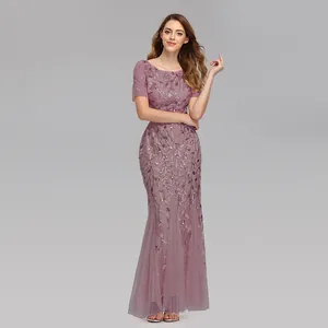 Elegantes abendkleid in altrosa mit meerjungfrauen-schnitt und glitzernden pailletten