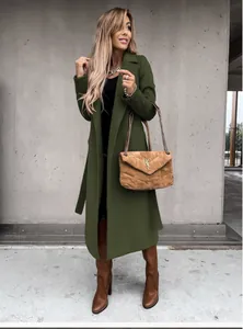 Eleganter langärmeliger Wollmantel in Armeegrün mit stilvollem Revers und verstellbarem Gürtel