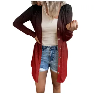 Gilet long grande taille pour femme avec un dégradé élégant du noir au rouge.