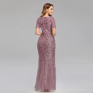 Elegantes malvenfarbenes Meerjungfrau-Abendkleid mit Pailletten-Blattstickerei