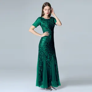 Elegantes grünes Abendkleid in Meerjungfrauenform mit Pailletten und Netzsaum.